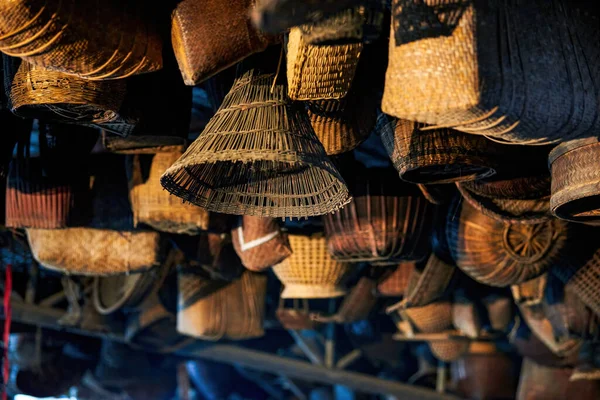 店内には中国伝統の竹籠が吊るされている — ストック写真