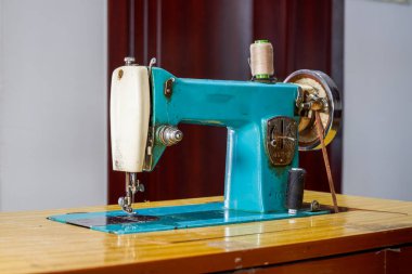 Geleneksel bir ev dikme makinesine yakın çekim