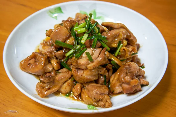 一个美味的中国家庭烹调的菜 炒鸡腿加酱汁 — 图库照片