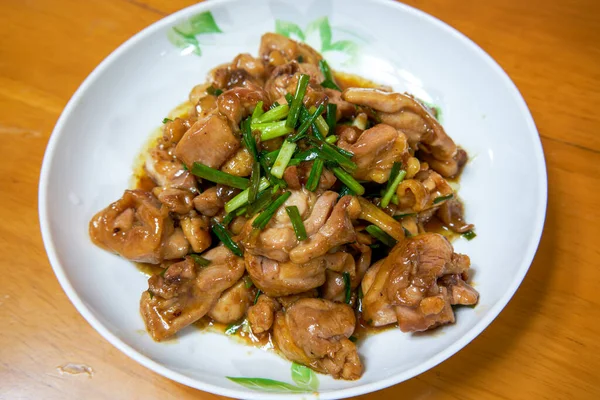 Ένα Νόστιμο Κινέζικο Σπιτικό Φαγητό Ανακατέψτε Τηγανητό Μπούτι Κοτόπουλου Σάλτσα — Φωτογραφία Αρχείου
