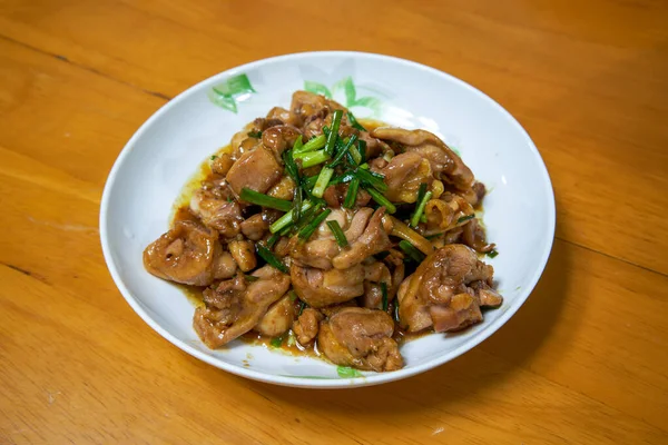 Ένα Νόστιμο Κινέζικο Σπιτικό Φαγητό Ανακατέψτε Τηγανητό Μπούτι Κοτόπουλου Σάλτσα — Φωτογραφία Αρχείου
