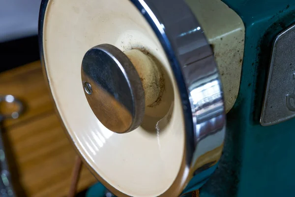 Крупный План Колеса Традиционной Бытовой Швейной Машины — стоковое фото