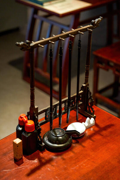 Крупный план китайской традиционной учебной комнаты и ручки, чернил, бумаги и чернильного камня