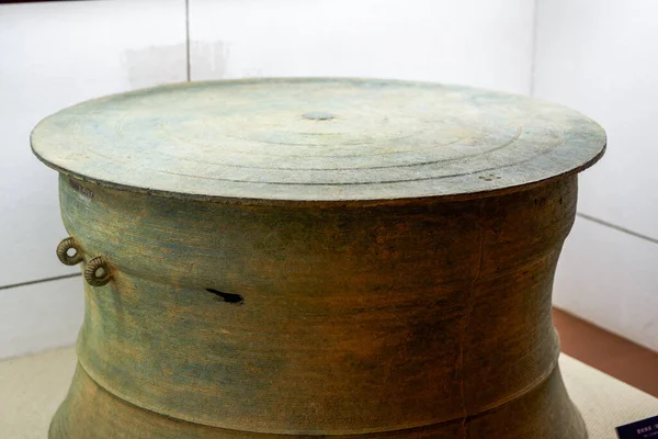 広西チワン族自治区出身の伝統楽器 青銅鼓 — ストック写真