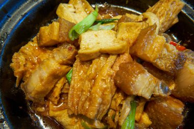 Lezzetli bir tencere fasulye ve domuz eti.