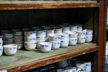 Geleneksel Çin restoranlarında sofra takımı vitrinleri