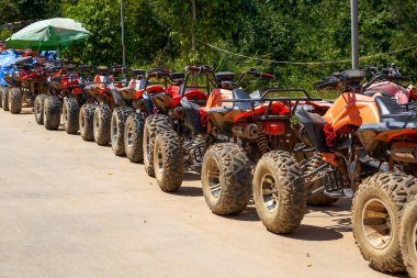Dağ off-road 'u parkta açık havada geziyor.