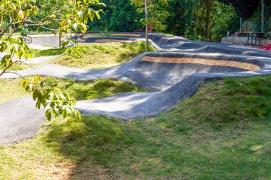 Parktaki açık arazi motosiklet pisti