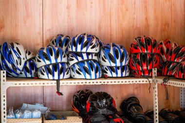 Kask, karting alanında kullanılır.