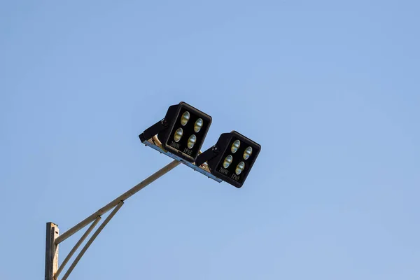 屋外の高高度サーチライト街路灯のクローズアップ — ストック写真