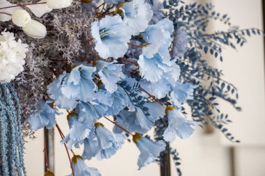 Düğün sahnesine yerleştirilmiş çeşitli sahte çiçeklerin yakın çekimi