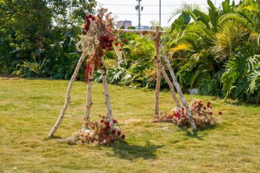 Açık bahçede bambu çerçeve dekorasyonu