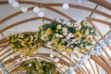 Enfes bir dekorasyon ve düğün yerinde güzel çiçekler.