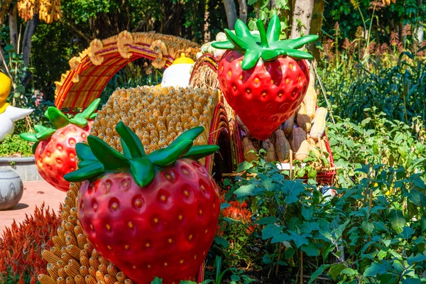 Μεγάλα Γλυπτά Φράουλας Στο Φεστιβάλ Συγκομιδής — Φωτογραφία Αρχείου