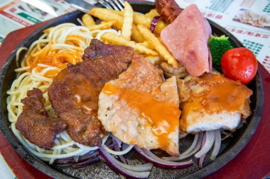 Hong Kong usulü çay restoranında nefis bir biftek yemeği.