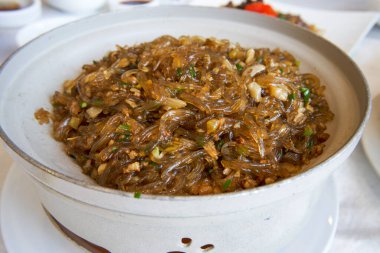 Lezzetli bir Çin yemeği, kızarmış patates eriştesi.
