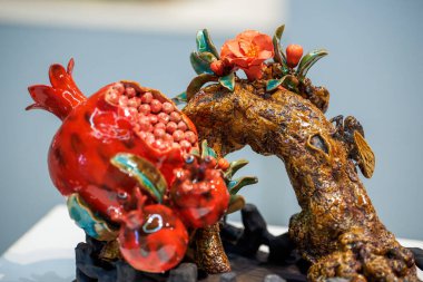 Hassas bir ağaç kökü oymasının yakın çekimi.