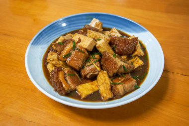 Lezzetli bir Çin yemeği, soya peynirli domuz eti.