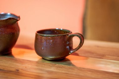 Nazik Çin çaydanlığı ve çay fincanları yakın plan.