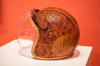 Güzel oyulmuş ve dekore edilmiş bir kaskın yakın çekimi.