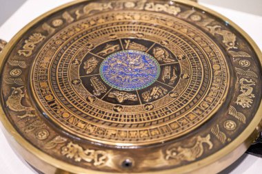 Çin, Guangxi 'deki Zhuang milliyetinin zarif bronz bir davulunun yakın çekimi.