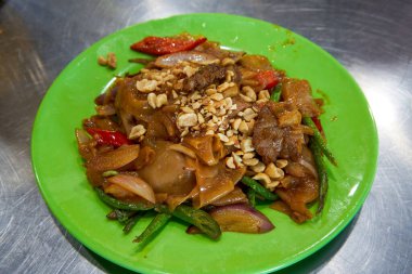 Lezzetli bir Vietnam usulü kızarmış pirinç eriştesi.