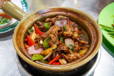 Bir tencere lezzetli ve güzel kokulu Kanton usulü jöleli sığır eti güveci.