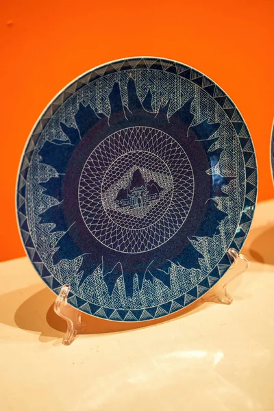 섬세하고 어두운 파란색 무늬의 접시의 — 스톡 사진