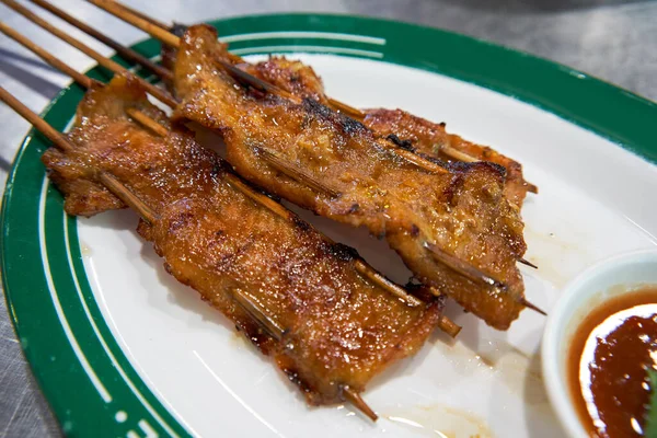一盘用越南沙地沙司做的烤猪肉颈串 — 图库照片