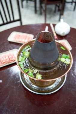 Geleneksel ve lezzetli Pekin bakır tencere koyun eti.