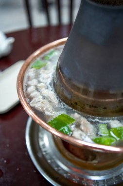 Geleneksel ve lezzetli Pekin bakır tencere koyun eti.