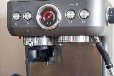 Enfes, tam otomatik basınçlı kahve makinesi.