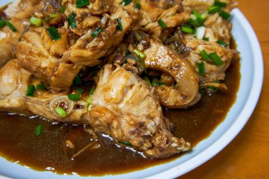 Lezzetli bir Çin yemeği, haşlanmış balık nugget.