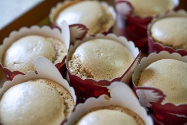 Bir yığın taze pişmiş kahve aromalı kek.