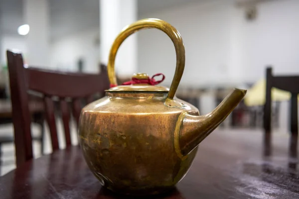 A large copper kettle used when adding water to copper pot shabu-shabu