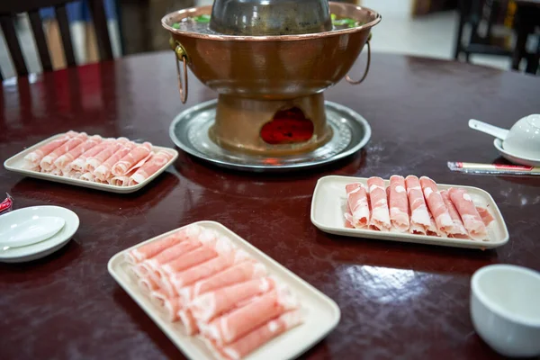 伝統的でおいしい古い北京銅鍋マトン — ストック写真