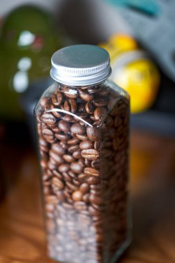 Bir şişe taze kahve çekirdeği.