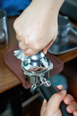 Kahve makinesiyle espresso yapan bir barista.