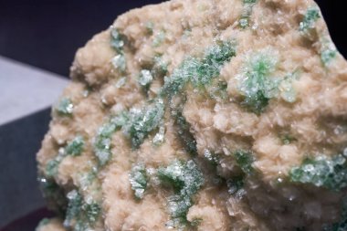 Doğal olarak oluşan nadir kristal cevherlere yakın çekim