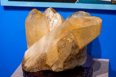 Doğal olarak oluşan nadir kristal cevherlere yakın çekim