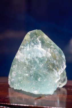 Doğal olarak oluşan nadir kristal cevherlere yakın çekim