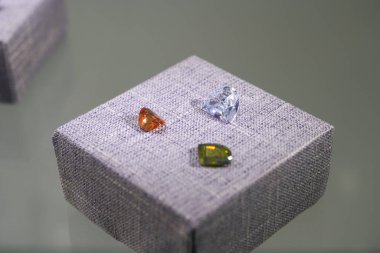 Parlak ve göz kamaştırıcı renkli değerli taşlar.