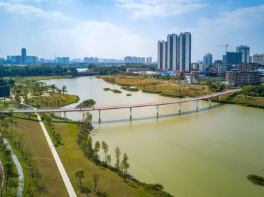 Şehir nehri üzerinde bir gökkuşağı köprüsü