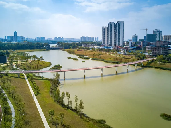 Şehir nehri üzerinde bir gökkuşağı köprüsü