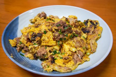 Lezzetli bir Çin yemeği, çırpılmış yumurta ve balık sakatatı.