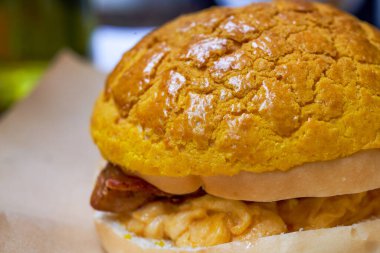 Hong Kong tarzı bir çay restoranında leziz bir tavuk pirzolası ve ananaslı çörek.