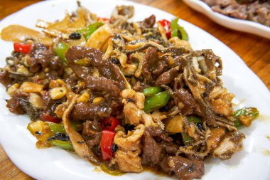 Lezzetli bir Çin yemeği, kızarmış sığır sakatatı.