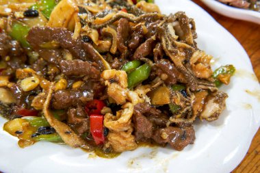 Lezzetli bir Çin yemeği, kızarmış sığır sakatatı.