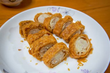 Çıtır çıtır ve lezzetli bir Çin Yeni Yıl yemeği, fileli yağ rulosu.