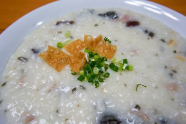 Bir kase taze ve lezzetli korunmuş yumurta lapası.